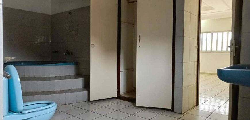 DUPLEX À LOUER À BASTOS