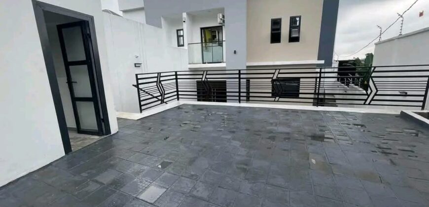 DUPLEX avec PISCINE À VENDRE À DOUALA Yassa ( cité chirac)