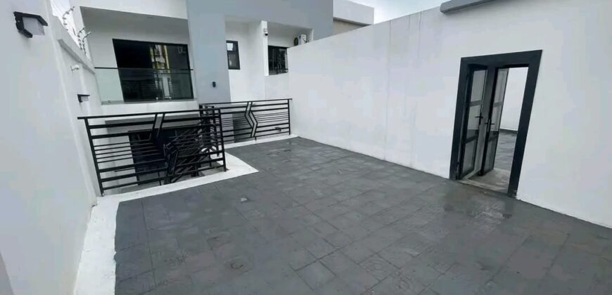 DUPLEX avec PISCINE À VENDRE À DOUALA Yassa ( cité chirac)