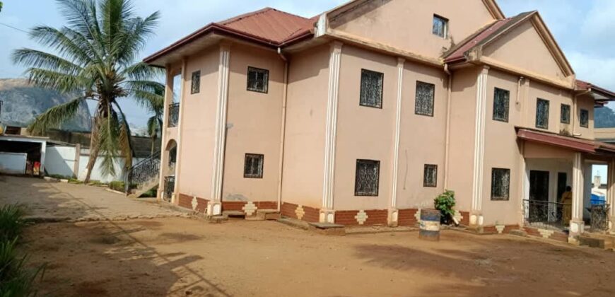 TRIPLEX EN VENTE À YAOUNDÉ NKOLBISSON