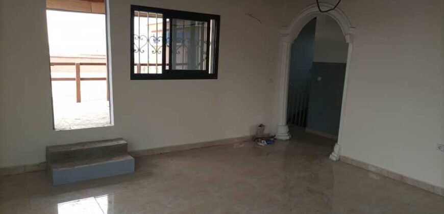 TRIPLEX À VENDRE À YAOUNDÉ AWAIE