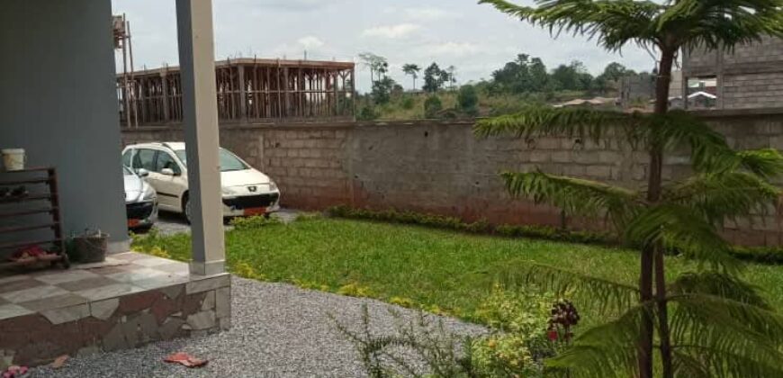 TRIPLEX À VENDRE À YAOUNDÉ AWAIE