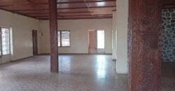 2000M2 avec une vieille maison vendre à BASTOS