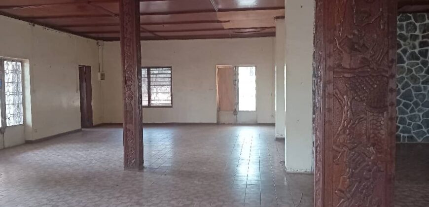 2000M2 avec une vieille maison vendre à BASTOS