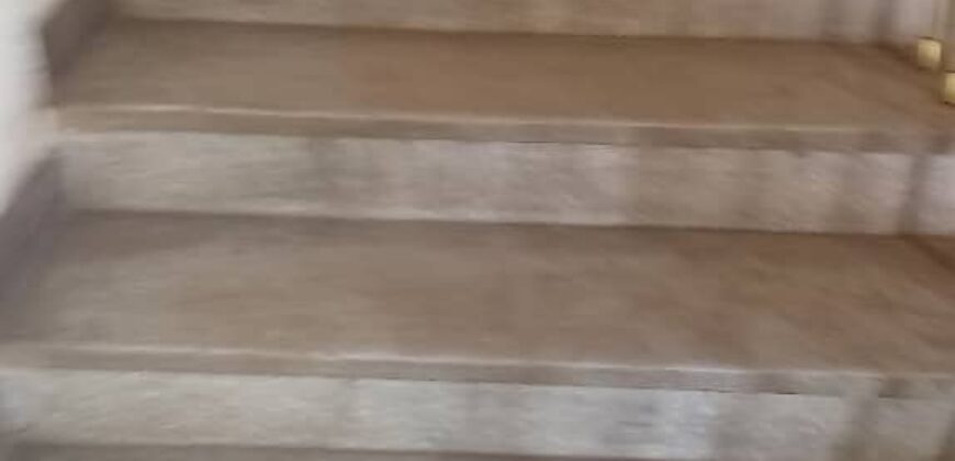 2000M2 avec une vieille maison vendre à BASTOS