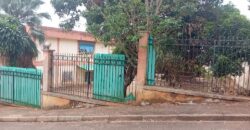 2000M2 avec une vieille maison vendre à BASTOS