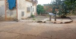 2000M2 avec une vieille maison vendre à BASTOS