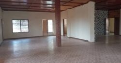 2000M2 avec une vieille maison vendre à BASTOS