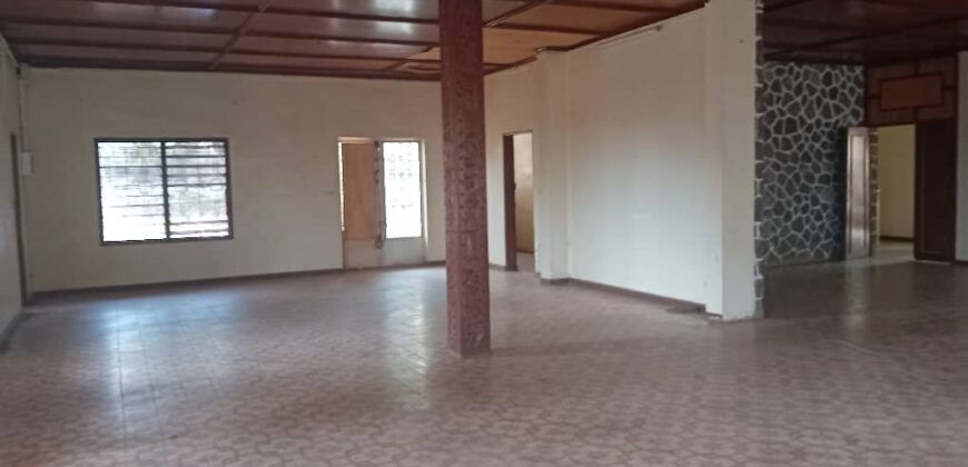 2000M2 avec une vieille maison vendre à BASTOS