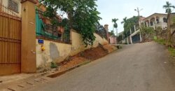 2000M2 avec une vieille maison vendre à BASTOS