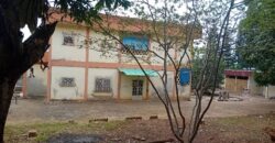 2000M2 avec une vieille maison vendre à BASTOS