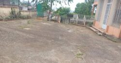 2000M2 avec une vieille maison vendre à BASTOS