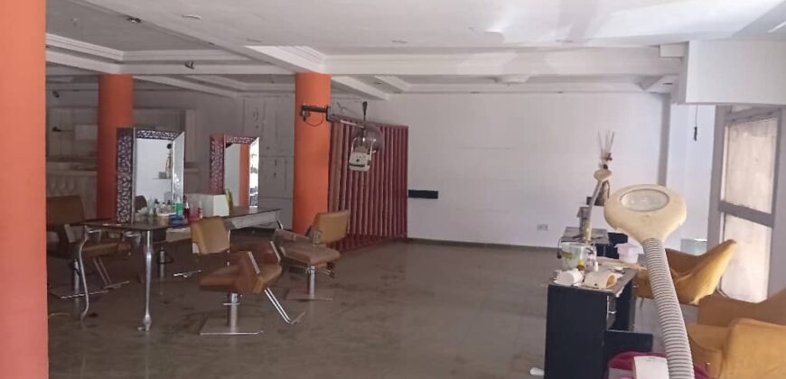 LOCAL COMMERCIAL À LOUER À BASTOS