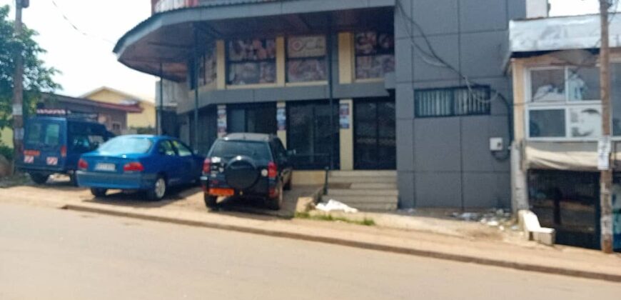 LOCAL COMMERCIAL À LOUER À BASTOS
