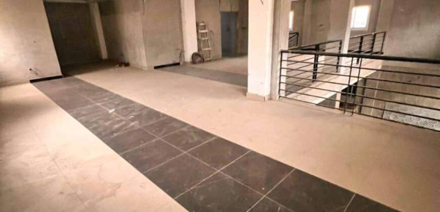 ESPACE COMMERCIAL AVEC MEZZANINE A LOUER  A BONAPRISO