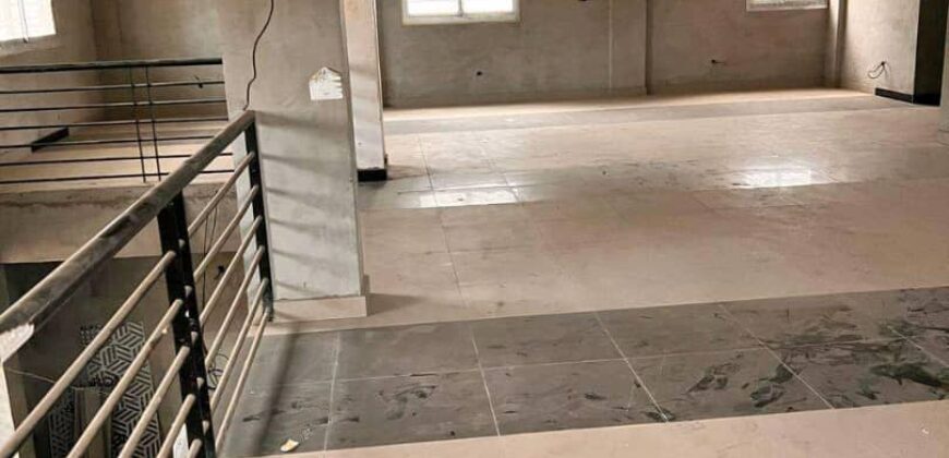 ESPACE COMMERCIAL AVEC MEZZANINE A LOUER  A BONAPRISO