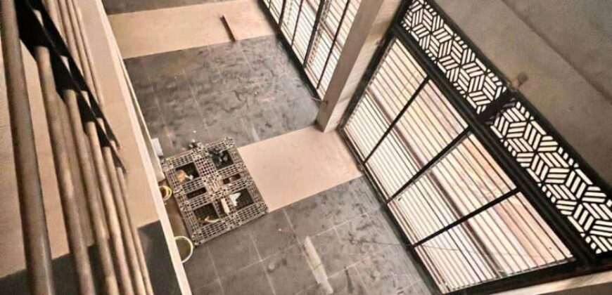 ESPACE COMMERCIAL AVEC MEZZANINE A LOUER  A BONAPRISO