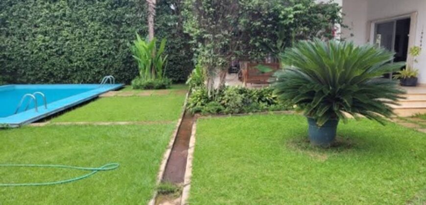 Immeuble R+1 avec piscine à vendre à Bastos Yaoundé – Quartier résidentiel sécurisé