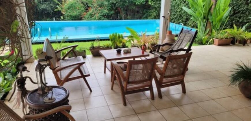 Immeuble R+1 avec piscine à vendre à Bastos Yaoundé – Quartier résidentiel sécurisé