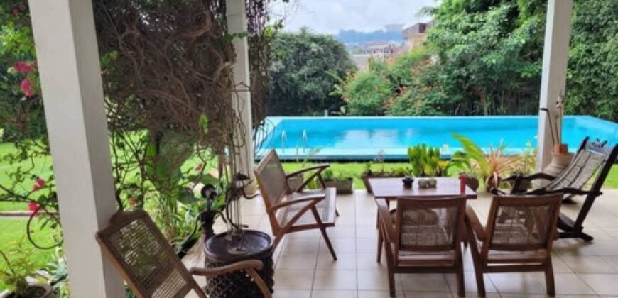 Immeuble R+1 avec piscine à vendre à Bastos Yaoundé – Quartier résidentiel sécurisé